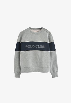 Grijze sweatshirt met marineblauwe horizontale streep die het "POLO CLUB" logo toont, ronde halslijn en knopenaccenten op de schouder. Zachte stoftextuur.