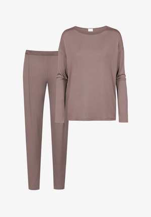 Lysebrune loungewear sæt bestående af en langærmet top og lige bukser lavet af blødt, glat stof med en afslappet pasform.