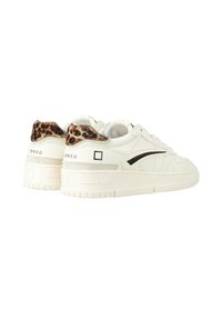 Een paar witte leren sneakers met een lederen hiel in luipaardprint, een zwarte zijstreep en dikke rubberen zolen, weergegeven vanuit de achter- en zijaanzicht.
