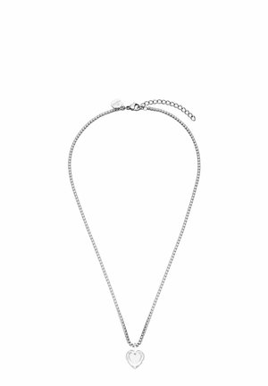 Collier chaîne en argent avec un petit pendentif transparent en forme de cœur, exposé sur fond blanc avec fermoir réglable visible.