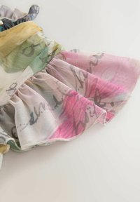 Material transparent ușor, multicolor, cu tiv volan. Prezintă nuanțe pastelate delicate de roz, verde și galben, cu modele abstracte.