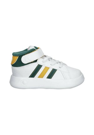Sneaker bianca alta con strisce verdi e gialle, colletto imbottito verde, lacci bianchi e cinturino in velcro alla caviglia su sfondo bianco.