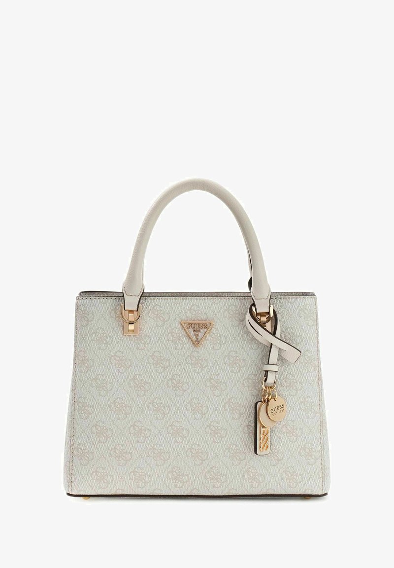 Sac à main Guess couleur crème avec motif monogramme, doubles poignées et breloques logo dorées suspendues à la poignée droite.