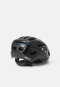 Czarny kask rowerowy o aerodynamicznym kształcie, z wieloma otworami wentylacyjnymi i regulowanymi paskami. Na boku znajduje się logo oraz nazwa modelu ARO3.