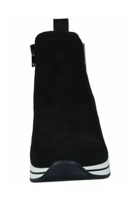 Bottines en daim noir avec fermeture éclair, panneaux élastiques sur les côtés et semelle rayée blanche et marine. Comprend un tirant à l'arrière.