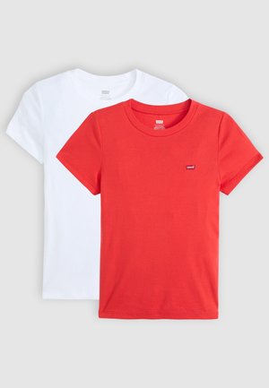 Deux t-shirts : un blanc et un rouge. Les deux ont des manches courtes, des encolures rondes et un petit logo de marque sur la poitrine.