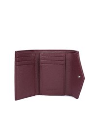 Bordeaux leren portemonnee, gestructureerd oppervlak, met zes kaartsleuven en een schuin vak, en een kleine metalen accent.