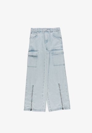 Pantaloni in denim azzurro chiaro con design a gamba larga, due tasche laterali tipo cargo e polsini con zip per una vestibilità regolabile.