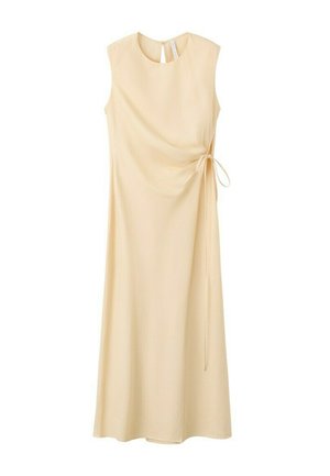 Beżowa sukienka midi bez rękawów z okrągłym dekoltem, bocznym wiązaniem tworzącym delikatne marszczenia oraz rozcięciem na plecach zapinanym na guzik.