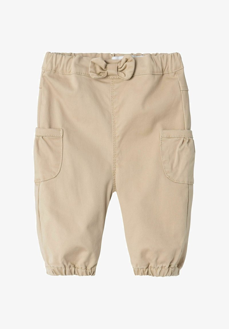 Pantaloni di cotone beige con vita elastica, fiocco decorativo frontale, due tasche laterali e polsini arricciati per una vestibilità affusolata.