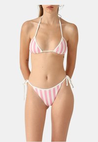 Bikini a righe rosa e bianche con top triangolare e parte inferiore con lacci laterali. Realizzato in materiale elasticizzato, presenta un design semplice e hardware minimal.