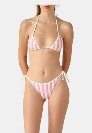 Bikini a righe rosa e bianche con top triangolare e parte inferiore con lacci laterali. Realizzato in materiale elasticizzato, presenta un design semplice e hardware minimal.
