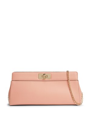 Rektangulær blush-lyserød clutchtaske med lås i guldton og matchende guldkæde-rem på hvid baggrund.