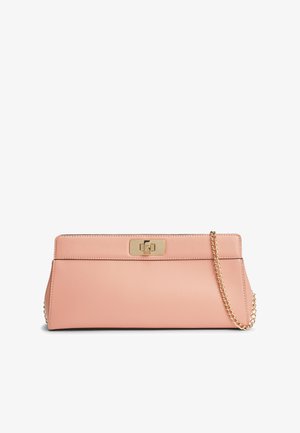 Pochette rectangulaire rose blush avec fermeture à torsion dorée et bandoulière chaîne assortie en métal doré sur fond blanc.