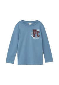 Hellblaues Langarm-T-Shirt aus Baumwolle mit der aufgestickten Aufschrift "FC DINO KICKERS" in kastanienbraun und einem Grafik eines Fußballs.