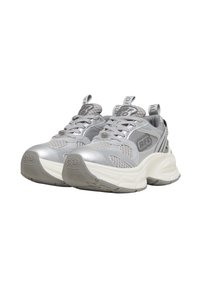 Chaussures de sport argentées avec une tige en mesh, des accents texturés, un col rembourré et une semelle blanche épaisse. Lacets et logo visibles.