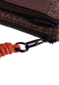 Cartera marrón con un diseño estampado y cierre de cremallera, que presenta una correa trenzada naranja y herrajes negros para sujeción. Exterior de cuero texturizado.