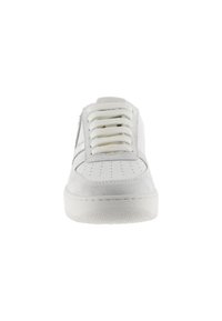 Baskets blanches en cuir et daim, avec un bout perforé, des lacets plats et une semelle en caoutchouc texturé. Design simple avec des accents minimaux.