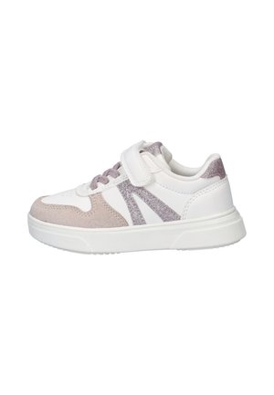 Witte en roze kindersneaker met glinsterende accenten, klittenbandsluiting, veters en rubberen zool, zijaanzicht tegen een witte achtergrond.
