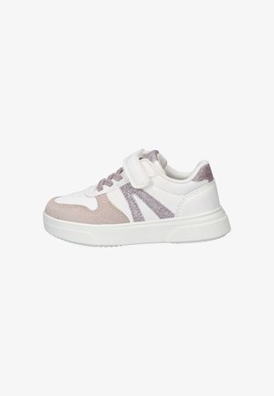 Witte en roze kindersneaker met glinsterende accenten, klittenbandsluiting, veters en rubberen zool, zijaanzicht tegen een witte achtergrond.