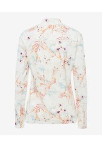 Chemise blanche à manches longues avec un motif floral et plume pastel dans des tons orange, violet et bleu, vue de dos.