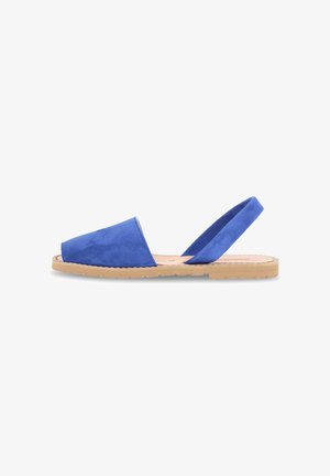 Sandales slingback en suède bleu avec un bout rond et une semelle en caoutchouc naturel, présentant une texture lisse et un design minimaliste.