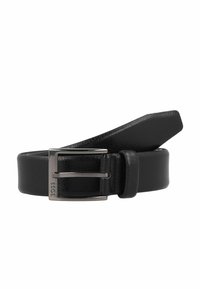 Zwarte leren riem met een textuurafwerking, voorzien van een zilveren metalen gesp en een spitse riempunt. Eenvoudig ontwerp voor veelzijdig gebruik.