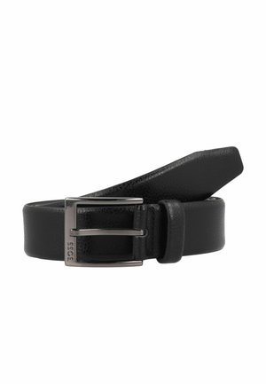 Ceinture en cuir noir avec une finition texturée, dotée d'une boucle en métal argenté et d'une extrémité de ceinture pointue. Design simple pour un usage polyvalent.