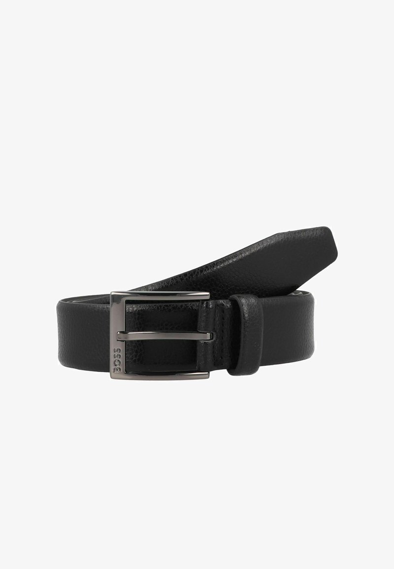 Zwarte leren riem met een textuurafwerking, voorzien van een zilveren metalen gesp en een spitse riempunt. Eenvoudig ontwerp voor veelzijdig gebruik.