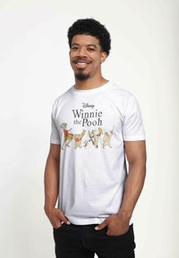 Disney WINNIE THE POOH POOH PARADE UNISEX - T-shirt z nadrukiem