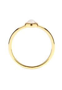 Arany gyűrű sima, fényes felülettel, a tetején egy kerek opál foglalattal, letisztult és modern dizájnban.