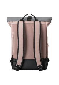 Hengeres felülettel rendelkező hátizsák, világos rózsaszín és szürke anyagból készült. Fekete pántokkal, hálós részletekkel és egy alsó fekete résszel rendelkezik.