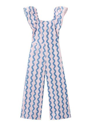 Combinaison rose à jambes larges et manches à volants, ornée d'un motif répétitif vertical de fougères ondulées bleues.