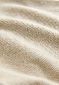 Beežikangas tekstuurse sooniku jahetoonidega, mis loob pehme voldi ning rõhutab pehmet viimistlust.