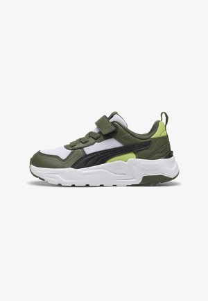 Low-top sneaker met wit mesh, olijfgroene en zwarte overlays, limegroene accenten, witte dikke zool, veters en een klittenbandsluiting.