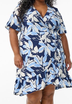 Granatowa sukienka kopertowa z kwiatowym wzorem w jasnoniebieskim i białym kolorze. Posiada krótkie rękawy, falbaniasty dół oraz przewiązany w pasie, co pozwala na regulację dopasowania.