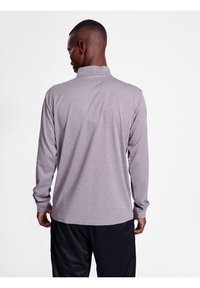 Lange mouwen shirt in lichtgrijs, met een schijnhals en een relaxte pasvorm. Gemaakt van gestructureerde stof, met mouwen die taps to lopen bij de polsen.