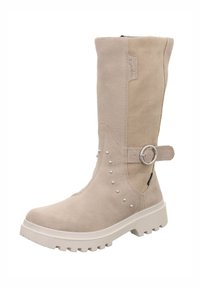 Beige Wildleder-Stiefel bis zum Knie mit silbernen Nietenakzenten, Schnallen-Details und einer dicken Gummisohle mit einem Profilmuster.