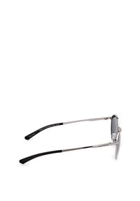 Occhiali da sole con lenti grigie, montatura in metallo argentato e punte in gomma nera sulle aste. Presentano un design elegante con dettagli del marchio.