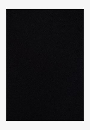 Czarna tkanina o gładkiej fakturze, z jednolitym wzorem tkania. Brak widocznych elementów wzorniczych lub akcentów.