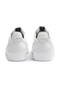 Sneakers bianchi in pelle con una superficie liscia, forma rotonda e un distintivo accento a zigzag sul tallone. Include un gancio navy.