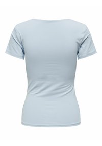 Lys blå tettsittende t-skjorte med korte ermer, rund hals og glatt tekstur. Ingen synlige mønstre eller hardware-detaljer.