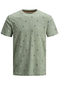 Groene katoenen T-shirt met een gestructureerde afwerking, ronde hals, korte mouwen en een herhalend patroon van cactussen en potten in donkerdere tinten.