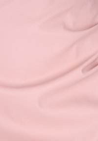 Tessuto morbido e liscio di colore rosa chiaro, che mostra pieghe delicate e una trama uniforme. Leggero con una finitura leggermente lucida.