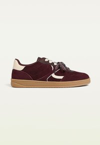 Bordeaux ruskindsneakers med en sål af gummirubber, cremefarvede detaljer og mønstrede snørebånd. Funktioner en lavtopped design og dekorativ syning.