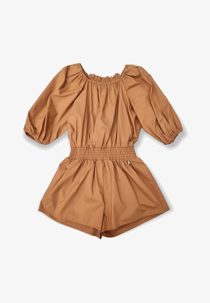 Combinaison courte marron avec manches bouffantes, taille élastique et short. Tissu lisse, encolure froncée et petit détail accentué sur le côté.