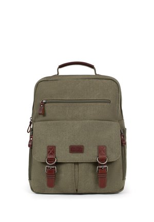 Sac à dos en toile vert olive avec des bretelles en cuir marron, poche avant à rabat, poignée supérieure et compartiment zippé.