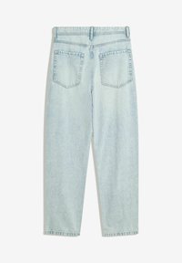 Lichtblauwe denim jeans met een ontspannen pasvorm, twee achterzakken en rechte pijpen. De stof heeft een zachte textuur en een vervaagde afwerking.