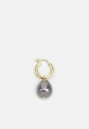 Boucle d'oreille en or en forme de créole avec une grande perle grise en forme de goutte d'eau suspendue sur un fond blanc.