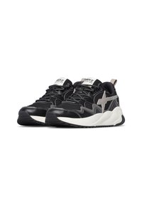 Sneakers neri e grigi con tomaia texturizzata, suola bianca, accentuazione a forma di stella prominente e cuciture a contrasto nel design.